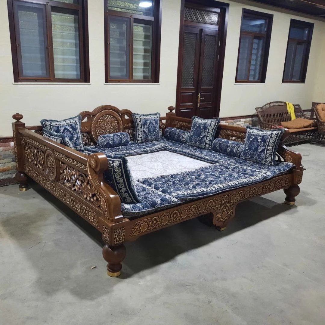 Резной деревянный тапчан