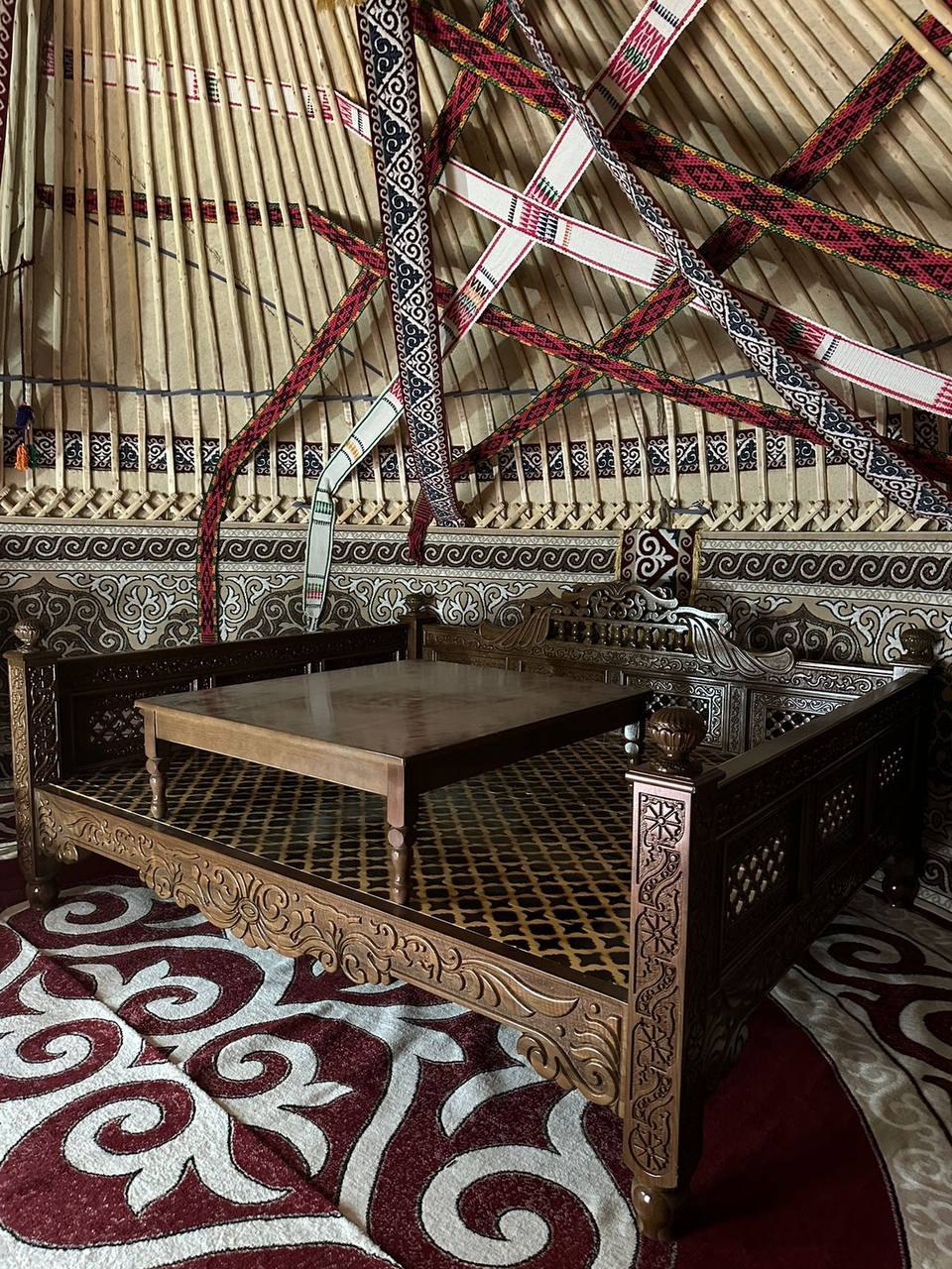 Резной деревянный тапчан