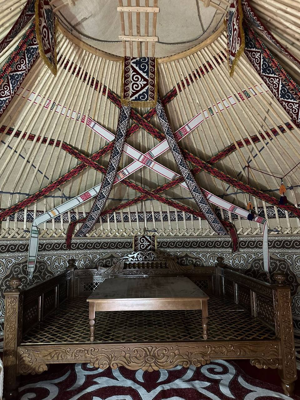 Резной деревянный тапчан